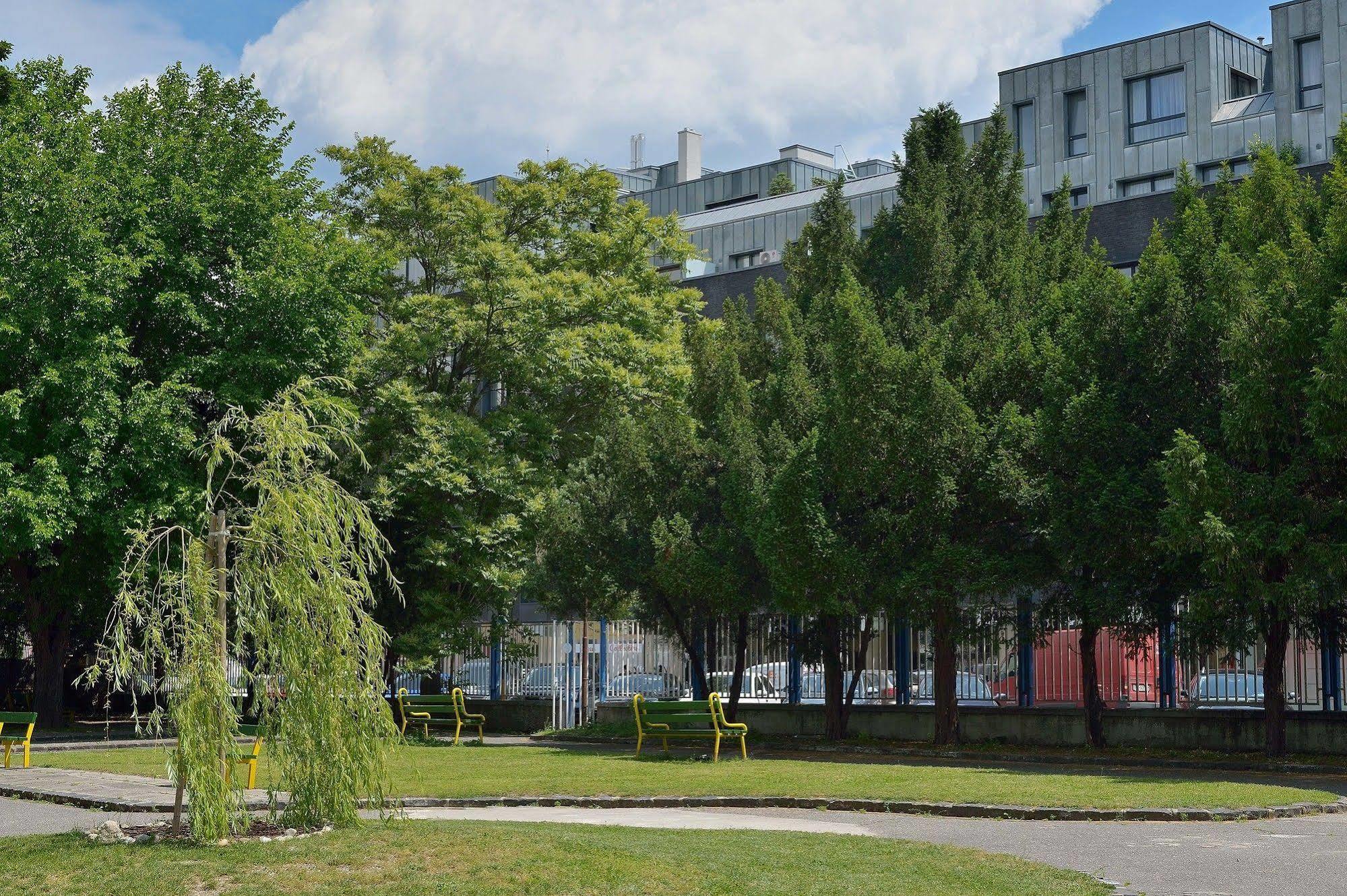 Ambiente Serviced Apartments - Dunajska Bratislava Ngoại thất bức ảnh