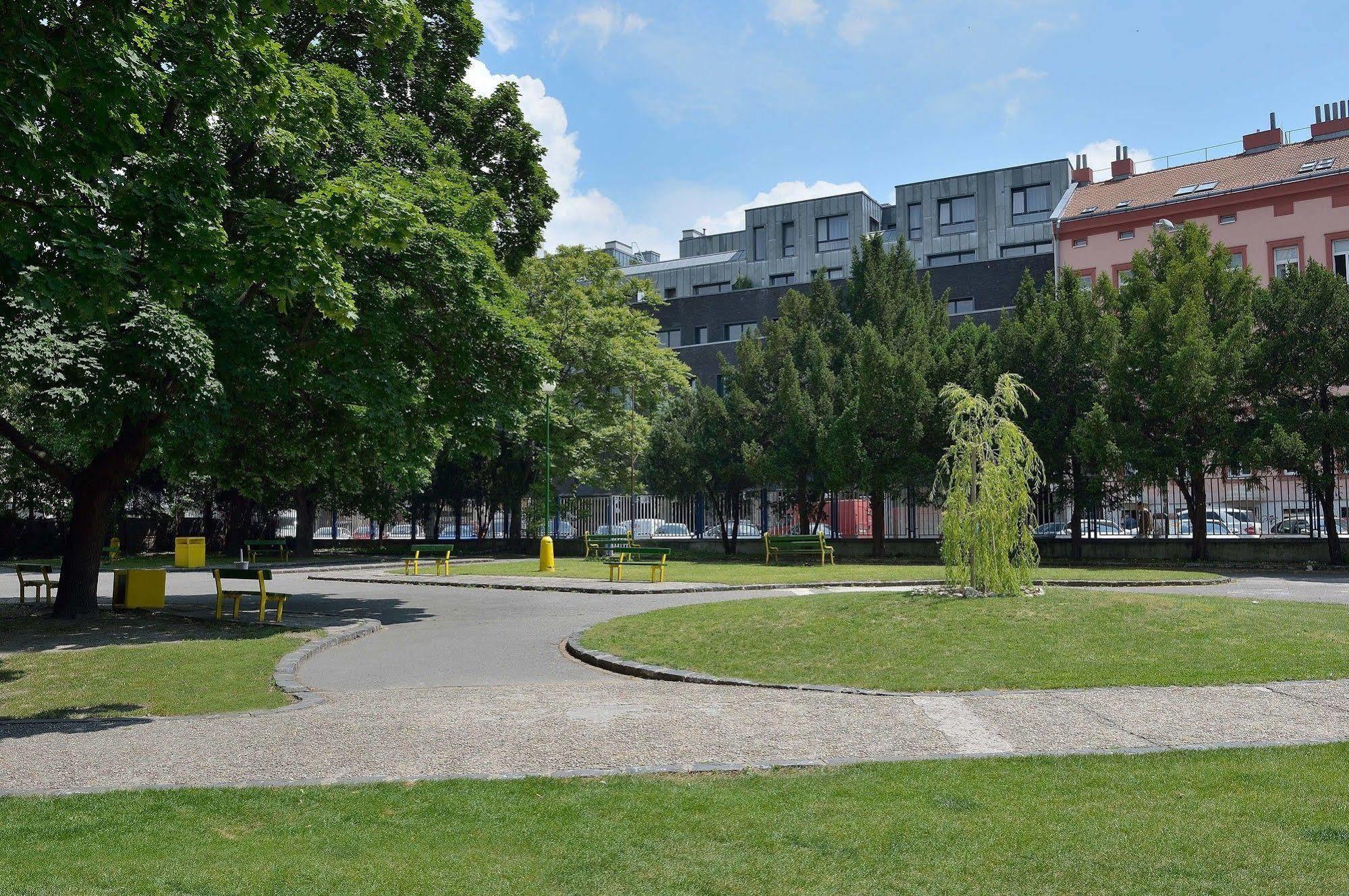 Ambiente Serviced Apartments - Dunajska Bratislava Ngoại thất bức ảnh